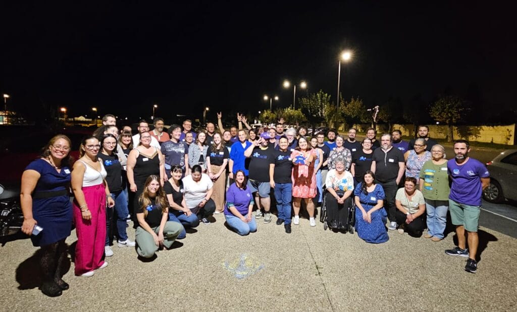 Photo de groupe des membres d'À VAUX JEUX devant la Maison des Associations de Vaux-le-Pénil