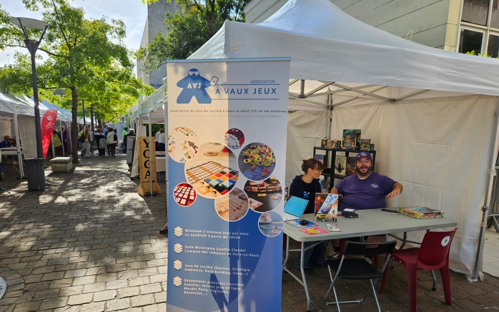 Bénévoles d'À VAUX JEUX sur le stand du Forum des associations de Melun 2025-2026