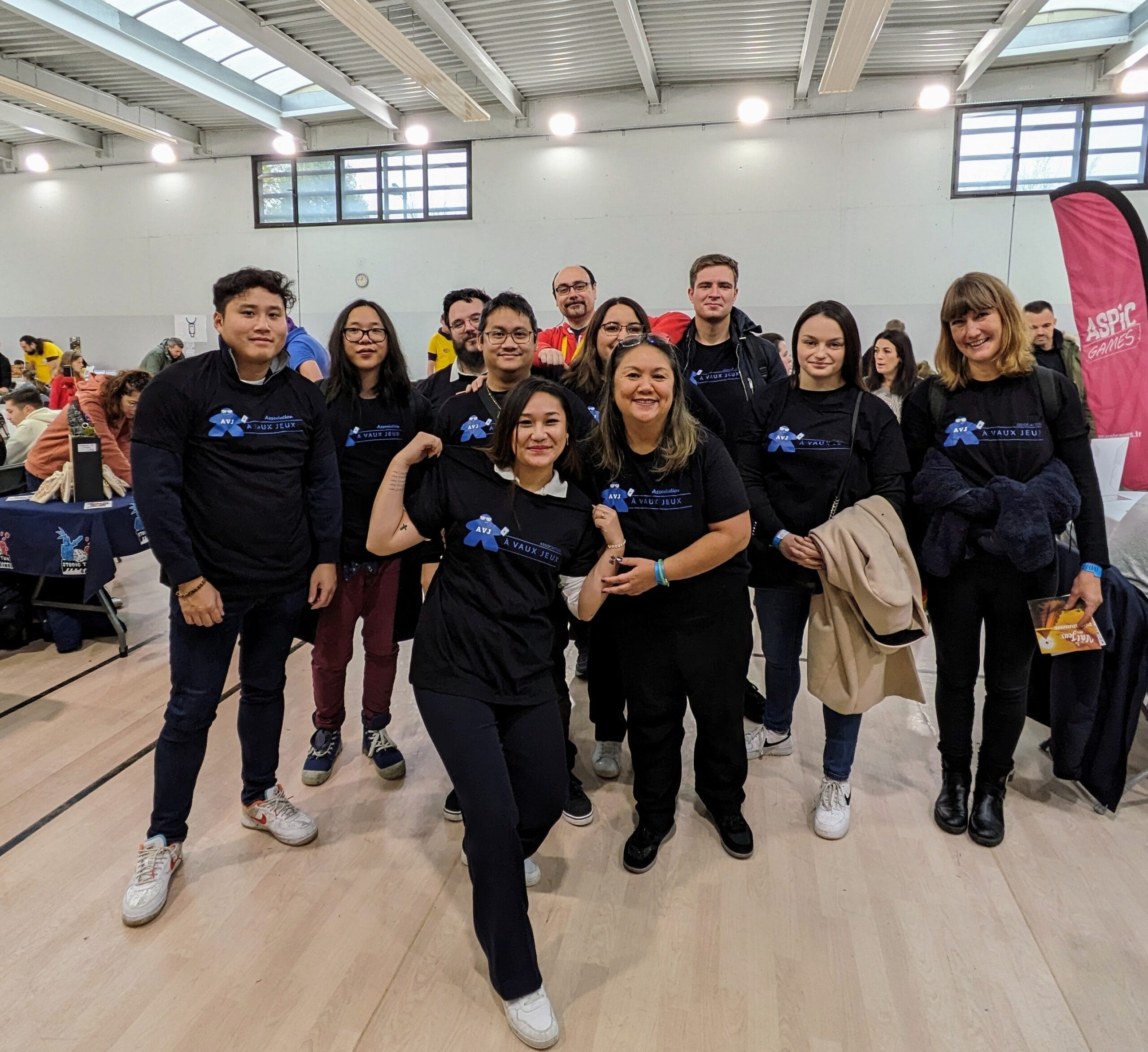 Une nouvelle saison ludique pleine de rires et de découvertes – À VAUX JEUX L'équipe À VAUX JEUX au festival Le Val des Jeux à Serris !
