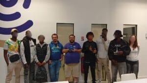 Jeunes accompagnés par l'association Empreintes et bénévoles d'À VAUX JEUX réunis après une animation jeux de société, visages des jeunes floutés