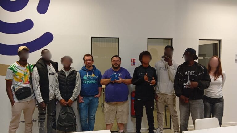Jeunes accompagnés par l'association Empreintes et bénévoles d'À VAUX JEUX réunis après une animation jeux de société, visages des jeunes floutés
