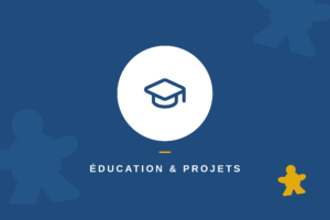 Visuel À VAUX JEUX du thème Éducation & projets : icône diplôme dans une pastille blanche, meeples bleus et jaune sur fond bleu nuit