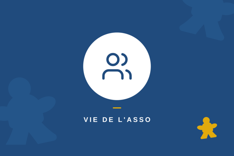 Visuel À VAUX JEUX du thème Vie de l'asso : icône adhérents dans une pastille blanche, meeples bleus et jaune sur fond bleu nuit