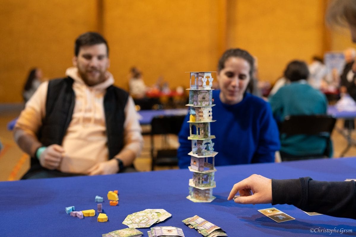 Deux joueurs autour d'un jeu d'adresse à Ludi'Vaux 2026